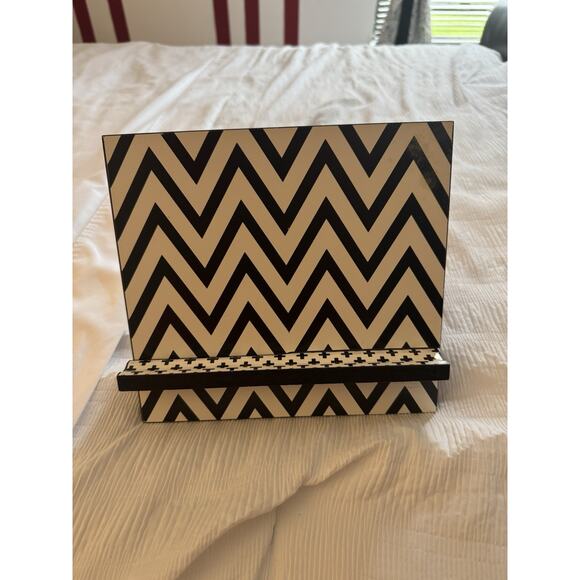 Decorative Stand Chevron Black White Stand Home Decor Chic Classy Display - Picture 1 of 6